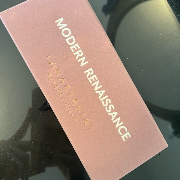 Modern renaissance Anastasia Beverly Hills make up pallet - Picture 2 of 6